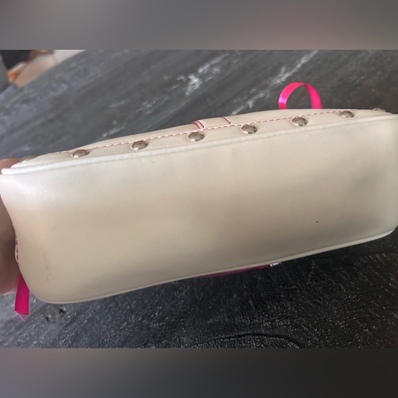 COACH RARE Y2K VINTAGE WHITE DEMI WITH PINK SUEDE HEART AND PINK STITCHING - Picture 5 of 7